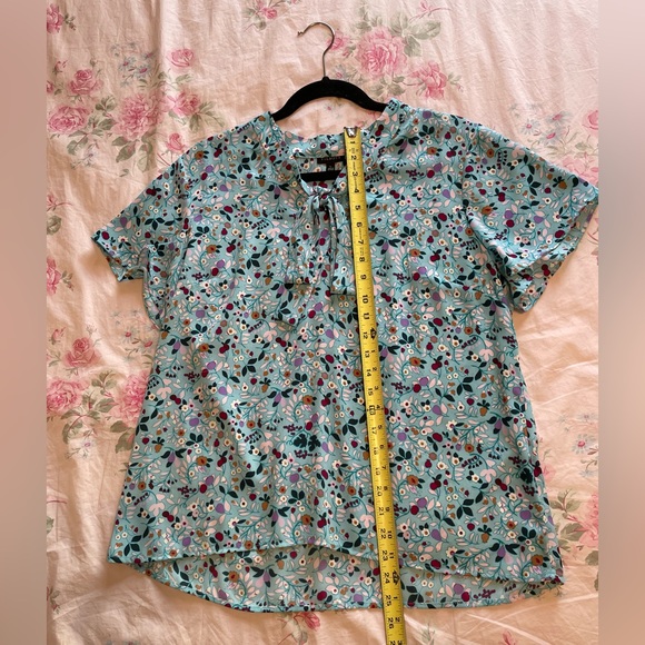 Talbots size large floral flutter sleeve top. - Picture 5 of 6